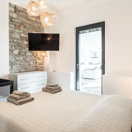 Lumina - Secluded Garden Retreat - View Vila Torno